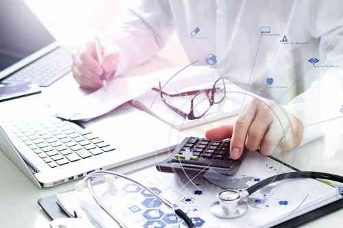 © everythingpossible - stock.adobe.com Arzt mit Taschenrechner